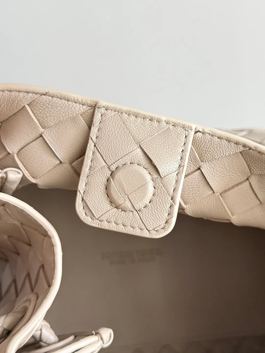 Batch 2060 BOTTEGA VENETA 2025 Autumn New Product Medium Parachuta The long-awaited new medium parachuta is here, with a unique appearance and iconic metal knots, and a whole piece of leather folds the four corners into a parachute shape! The exquisite Knot metal buckle is like putting jewelry on a bag. It is high-end and elegant. Its super capacity can hold all your things! The overall effect of this bag is very different from before. It is neither too delicate to provide a large capacity nor too bulky because of its practicality. It simply provides a perfectly suitable bag for casual and simple people👜 Style number: 835921 Size: 29.5*18.5*17.5cm